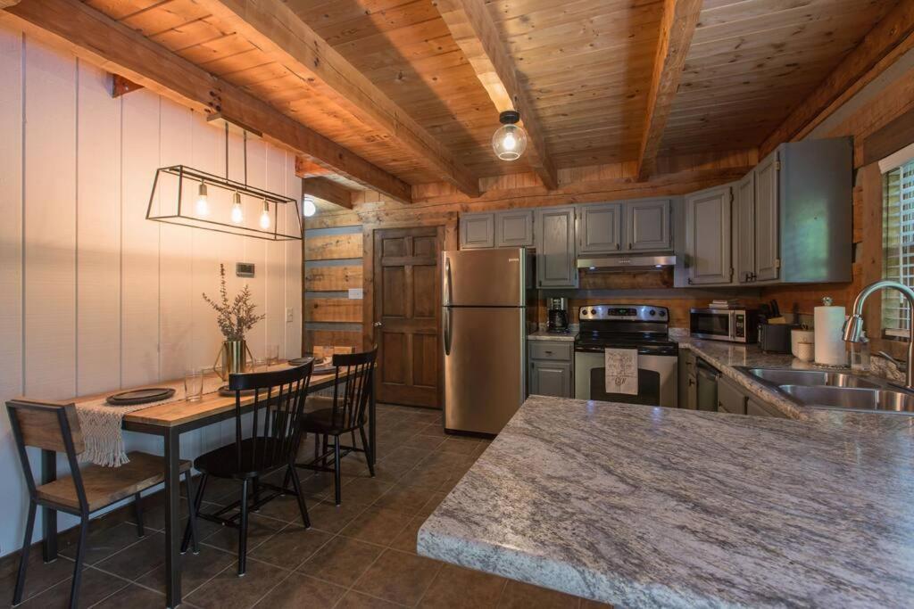 סביירוויל Southern Oak Cabin - Newly Remodeled - Close To All Attractions מראה חיצוני תמונה